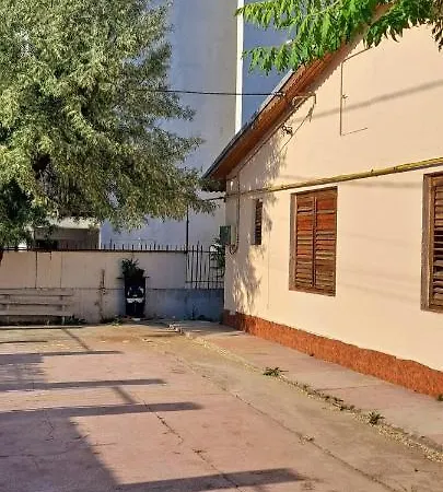 Yellow House Mamaia Nord