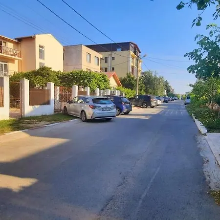 Yellow House Mamaia Nord