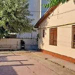 Yellow House Mamaia Nord
