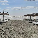 Yellow House Mamaia Nord Holiday home *
