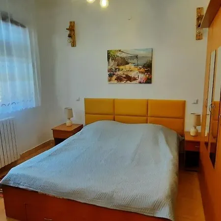 Yellow House Mamaia Nord