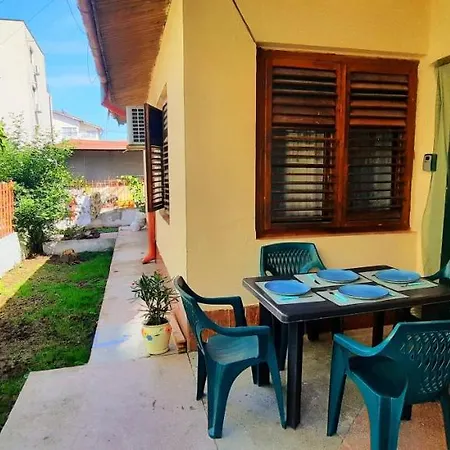 Yellow House Mamaia Nord Holiday home