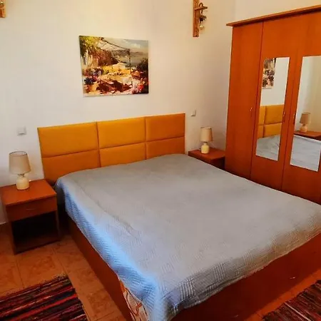 Yellow House Mamaia Nord Holiday home